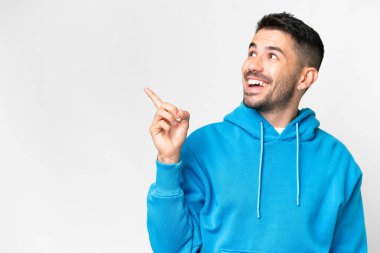 İzole edilmiş beyaz bir geçmişi olan yakışıklı beyaz bir adam çözümü bulmak için parmağını kaldırıyor.