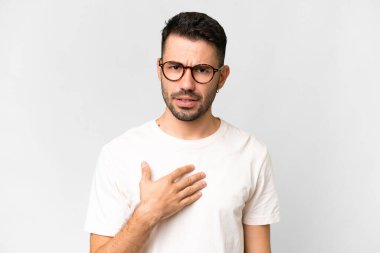 İzole edilmiş beyaz bir geçmişi olan yakışıklı beyaz bir adam kendini işaret ediyor.
