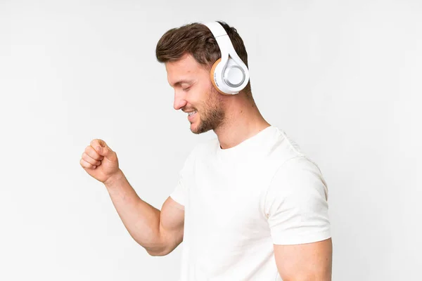 Beyaz Arka Planda Yaşayan Yakışıklı Beyaz Adam Müzik Dans Dinliyor — Stok fotoğraf