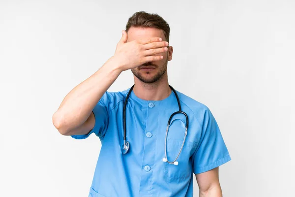 Ung Sjuksköterska Man Över Isolerad Vit Bakgrund Täcker Ögon Händer — Stockfoto