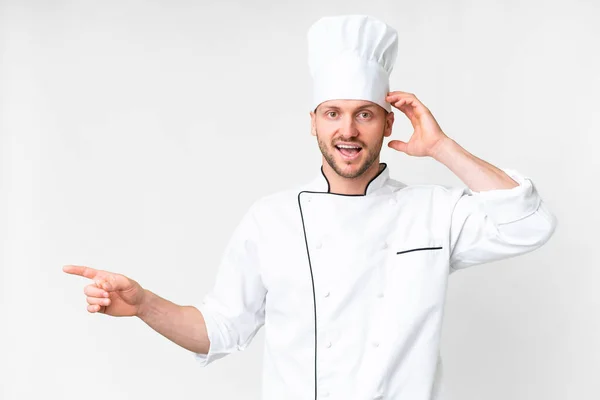 Jovem Chef Caucasiano Sobre Fundo Branco Isolado Surpreendido Apontando Dedo — Fotografia de Stock