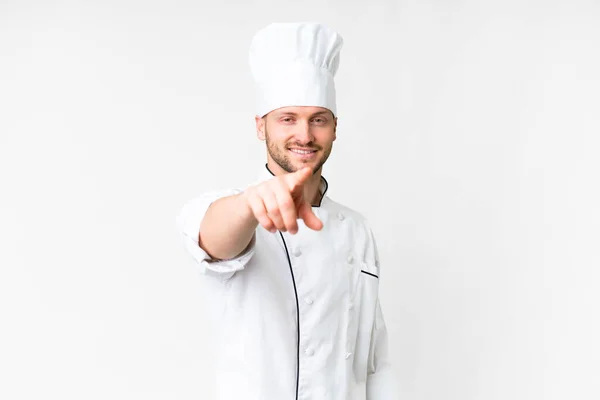 Jonge Kaukasische Chef Kok Geïsoleerde Witte Achtergrond Wijst Vinger Naar — Stockfoto