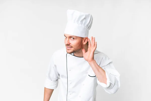 Jovem Chef Caucasiano Sobre Fundo Branco Isolado Ouvindo Algo Colocando — Fotografia de Stock