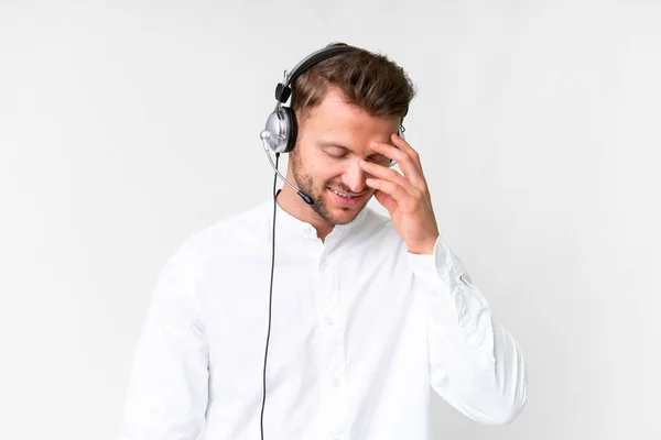 Telemarketer Biały Człowiek Pracuje Zestawu Słuchawkowego Pojedyncze Białe Tło Śmiech — Zdjęcie stockowe