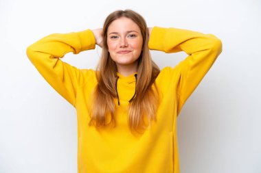 Beyaz arka planda izole edilmiş genç beyaz kadın gülüyor.