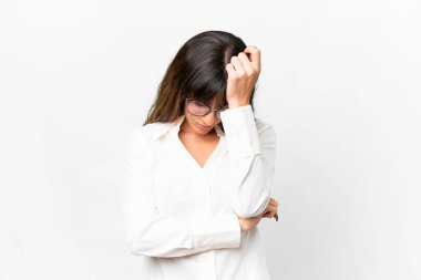 Kafkasyalı genç bir kadın soyutlanmış beyaz arka plan ve baş ağrısı.