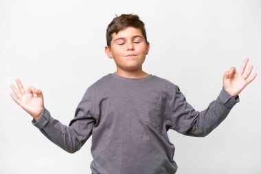 Zen pozunda beyaz arka planda küçük beyaz bir çocuk.