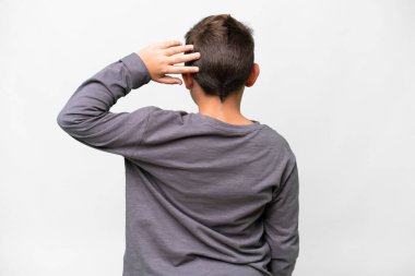 Kafkasyalı küçük bir çocuk beyaz arka planda izole edilmiş ve düşünüyor.