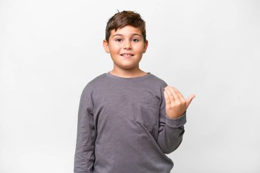 İzole edilmiş beyaz arka planda küçük beyaz bir çocuk el ele gelmeye davet ediyor. Gelmene sevindim.