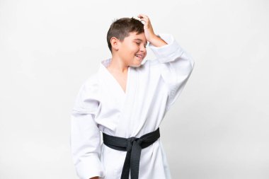 Beyaz arka planda karate yapan beyaz bir çocuk bir şey fark etti ve çözümü arıyor.
