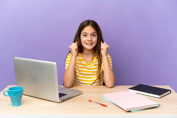 Menina Estudante Local Trabalho Com Laptop Isolado Fundo Roxo Celebrando — Fotografia de Stock