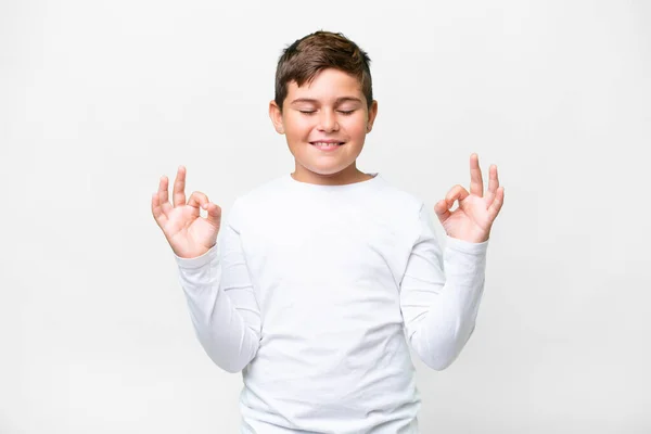 Zen Pozunda Beyaz Arka Planda Küçük Beyaz Bir Çocuk — Stok fotoğraf