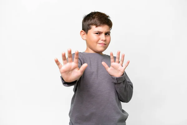 一个白人小孩在孤独的白色背景上紧张地把手伸向前方 — 图库照片