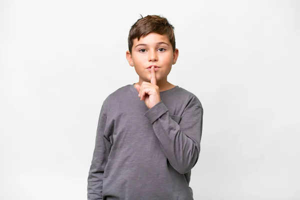 一个白人小孩在孤独的白色背景上表现出沉默的迹象 用手指捂住嘴 — 图库照片