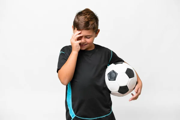 Klein Kaukasisch Voetbal Speler Kind Geïsoleerde Witte Achtergrond Lachen — Stockfoto