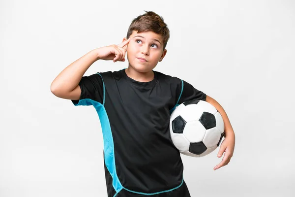 Klein Kaukasisch Voetbal Speler Kind Geïsoleerde Witte Achtergrond Met Twijfels — Stockfoto