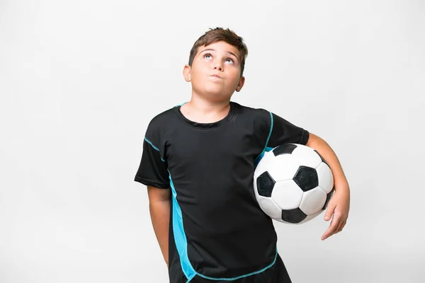 Klein Kaukasisch Voetbal Speler Kind Geïsoleerde Witte Achtergrond Zoek Omhoog — Stockfoto