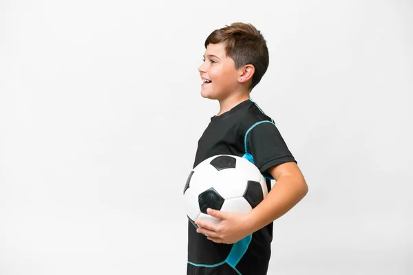 Klein Kaukasisch Voetbal Speler Kind Geïsoleerde Witte Achtergrond Lachen Laterale — Stockfoto