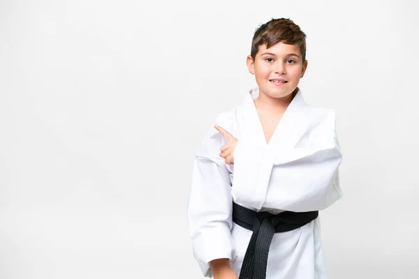 Pequeño Niño Caucásico Haciendo Karate Sobre Fondo Blanco Aislado Apuntando —  Fotos de Stock