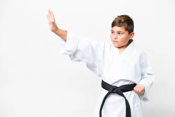 Malý Kavkazský Kluk Přes Izolované Bílé Pozadí Dělá Karate — Stock fotografie