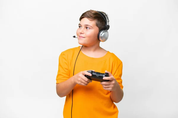Маленький Белый Ребенок Играет Контроллером Видеоигры Изолированном Белом Фоне Глядя — стоковое фото