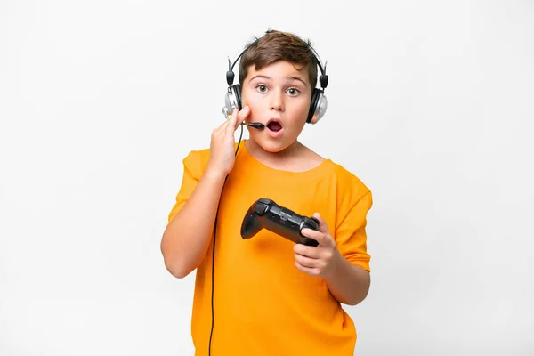 Beyaz Arka Planda Video Oyunu Kontrolörüyle Oynayan Beyaz Bir Çocuk — Stok fotoğraf