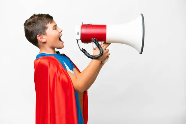Süper Kahraman Beyaz Arka Planda Beyaz Bir Çocuk Megafondan Bağırıyor — Stok fotoğraf