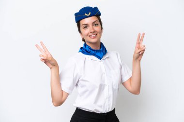 Beyaz arka planda izole edilmiş uçak hostesi beyaz kadın iki eliyle zafer işareti gösteriyor.