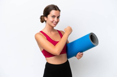 Beyaz arka planda izole edilmiş bir haldeyken yoga derslerine giden beyaz bir kadın zaferi kutluyor.