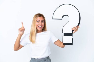 Sarışın Uruguaylı kız elinde soru işareti simgesi olan beyaz bir arkaplanda izole edilmiş.