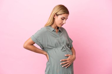 Genç Uruguaylı kadın mavi arka planda izole edilmiş hamile.