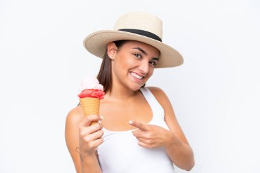 Beyaz arka planda izole edilmiş kornet dondurmalı beyaz bir kadın.
