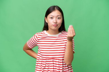 Genç Asyalı kadın, izole edilmiş arka planda zaferi kutluyor.