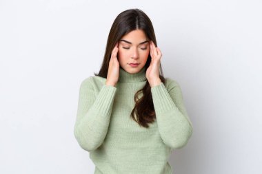 Genç Brezilyalı kadın beyaz arka planda izole edilmiş, baş ağrısı var.