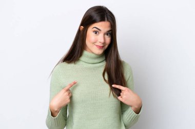 Beyaz arka planda izole edilmiş genç Brezilyalı kadın kendini işaret ediyor.