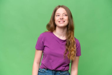 Tecrit edilmiş genç ve güzel bir kadın. Bir yandan bakarken bir fikir düşünüyor.