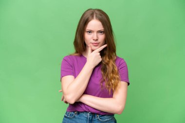 Tecrit edilmiş genç ve güzel bir kadın.