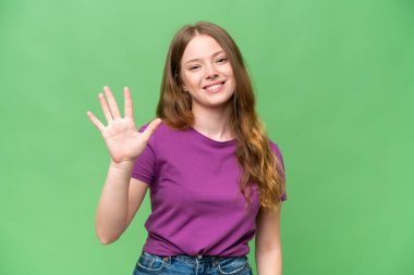 İzole edilmiş arka planda genç ve güzel bir kadın parmaklarıyla beşi sayıyor.