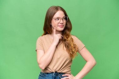 Tecrit edilmiş genç ve güzel bir kadın. Bir yandan bakarken bir fikir düşünüyor.