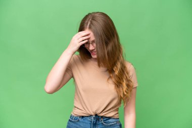 Genç, güzel bir kadın, soyutlanmış geçmişine gülüyor.