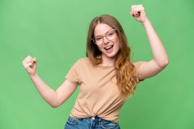 Genç, güzel bir kadın, izole edilmiş geçmişinde zaferi kutluyor.