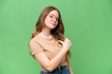 Tecrit edilmiş, gururlu ve kendini beğenmiş genç ve güzel bir kadın.