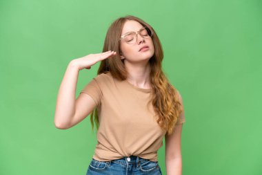 Tecrit edilmiş, yorgun ve hasta bakışlı genç ve güzel bir kadın.