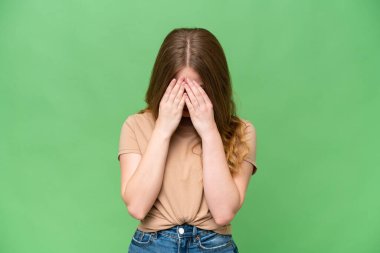 Tecrit edilmiş, yorgun ve hasta bakışlı genç ve güzel bir kadın.