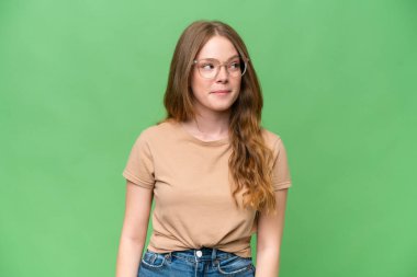 Tecrit edilmiş genç ve güzel bir kadın.