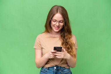 Tecrit edilmiş genç ve güzel bir kadın cep telefonuyla mesaj gönderiyor.