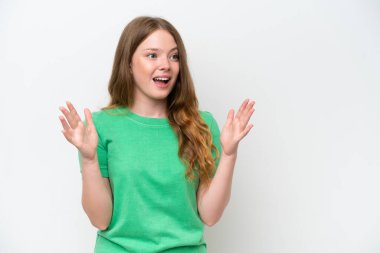 Beyaz arka planda yalıtılmış genç ve güzel bir kadın.