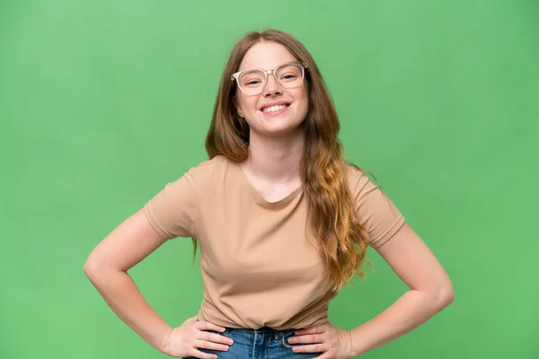 Jonge Mooie Vrouw Geïsoleerde Achtergrond Poseren Met Armen Heup Glimlachen — Stockfoto