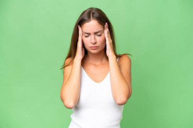 Başı ağrıyan, izole edilmiş genç ve güzel bir kadın.