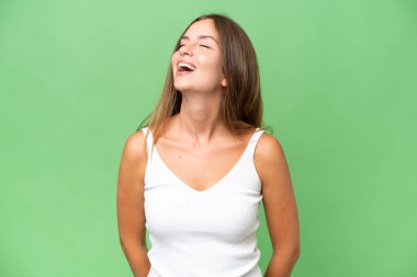 Genç, güzel bir kadın, soyutlanmış geçmişine gülüyor.